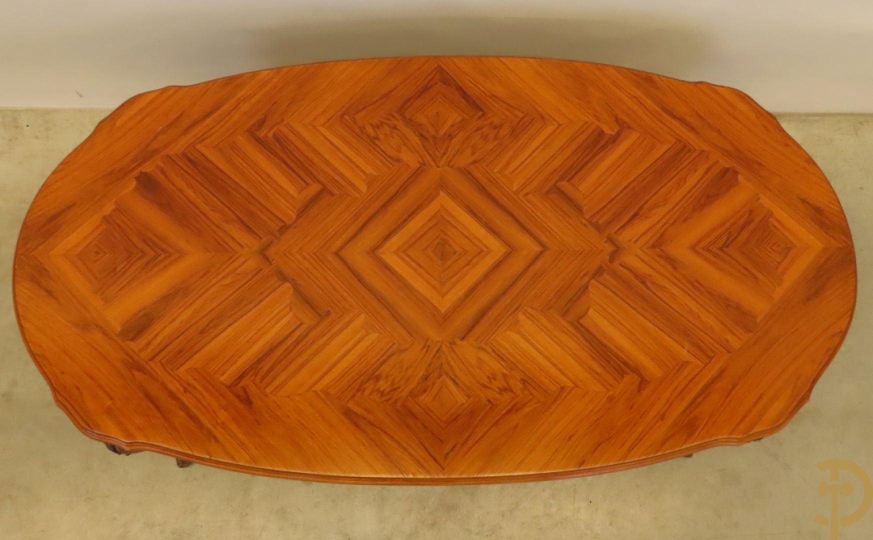 Notelaren ovale salontafel bezet met bronsbeslag