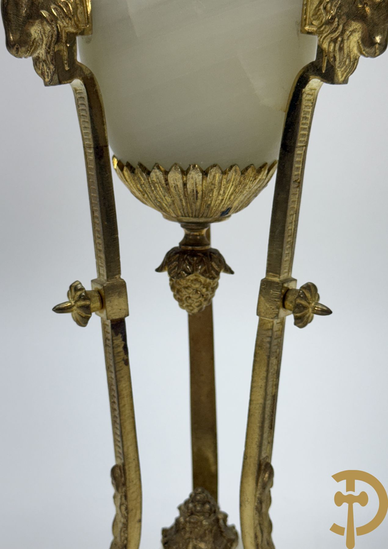 Paar vuurvergulde bronzen cassolettes met onix bezet met bokkepootjes en ramskoppen, bovenaan met flambeau