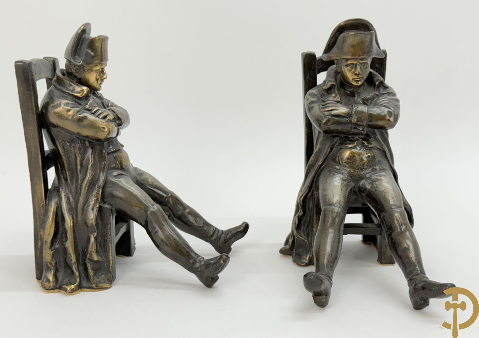 Paar boekensteunen met Napoleon zittend op stoel in zamak