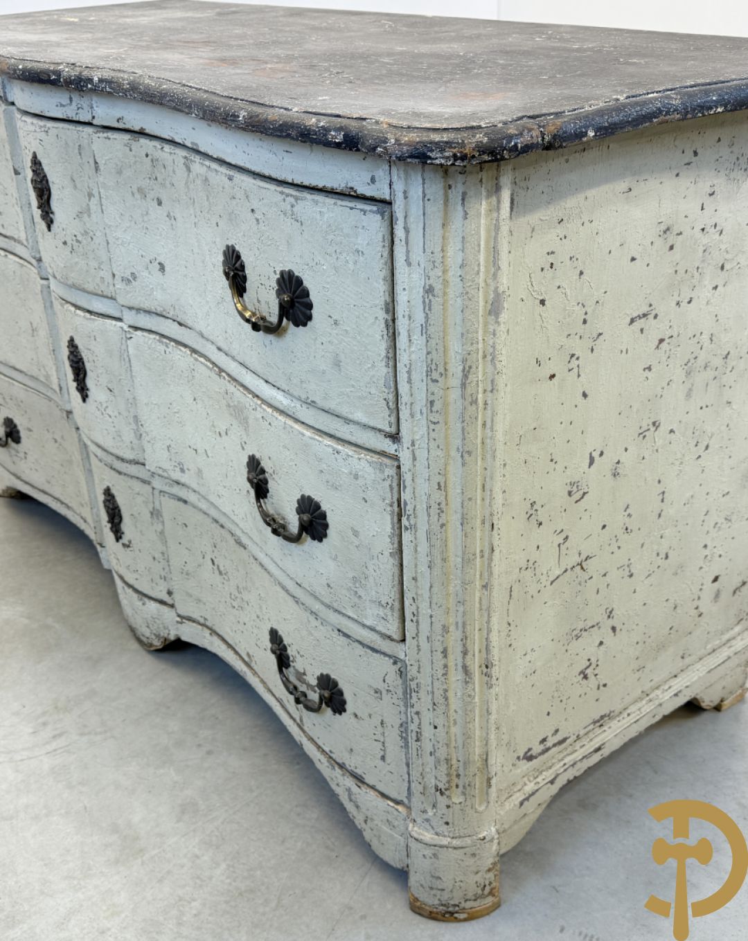 Gepatineerde 3 laden commode met bronzen trekkers en sleutelplaten