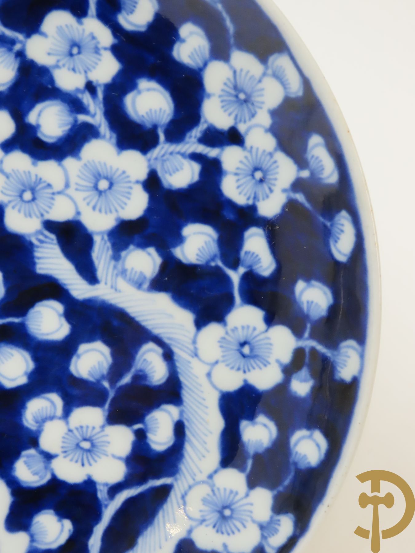 Acht Chinese porseleinen borden w.o. blauw/wit met bloemendecor, 2 blauw/witte borden, 2 Imari borden (1 met ster), 2 porseleinen borden met decor van bloemen in landschap en octagonaal bord