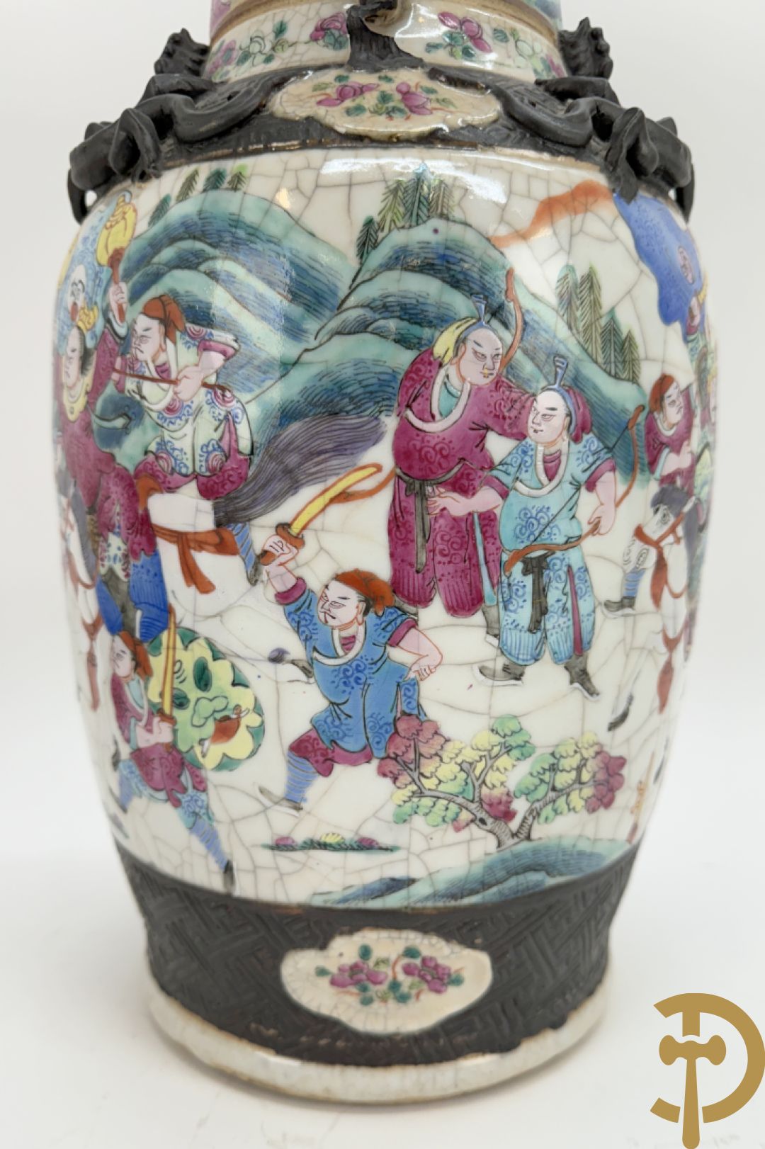 Paar Nankin vazen met dansende figuren en krijgertaferelen op houten sokkels