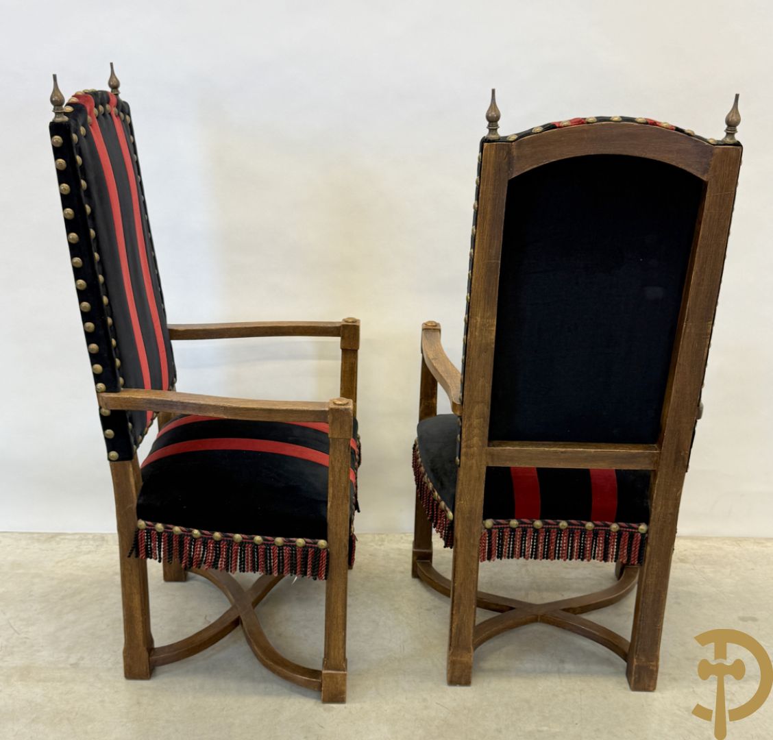 Massief eiken tafel met wangen en smeedijzer verbonden + 6 hoogleunige stoelen + 2 armzetels