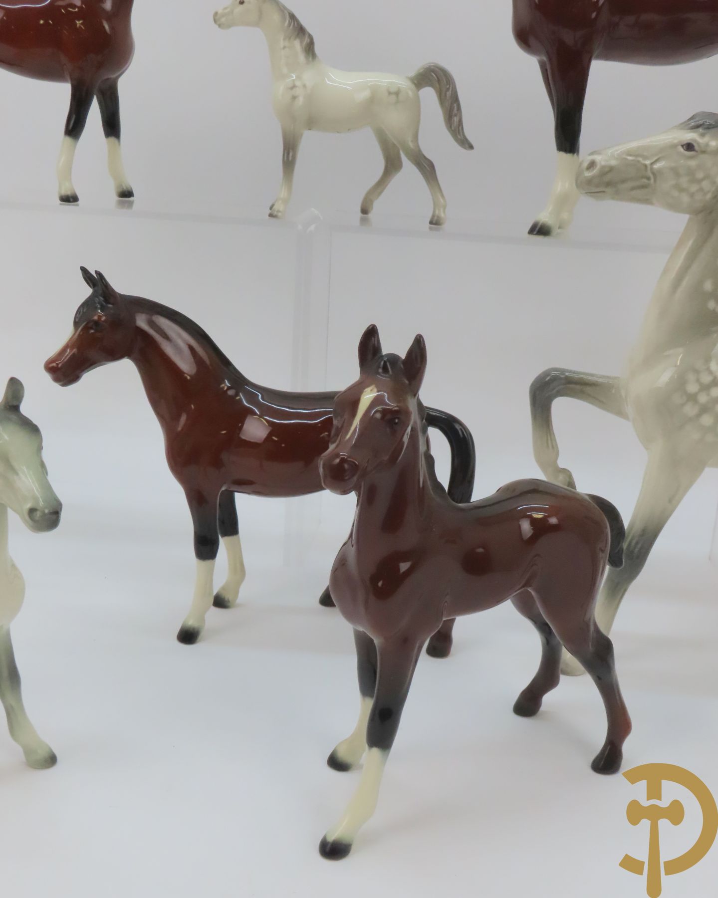 Twaalf porseleinen paarden, onderaan getekend Goebel West Germany