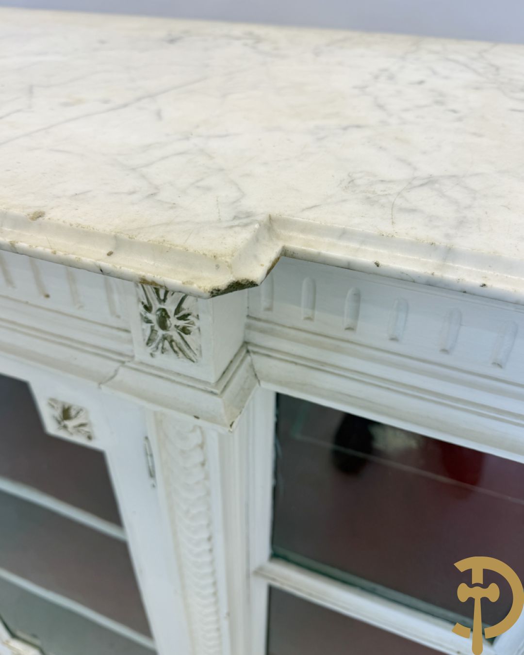 Louis XVI vitrine als toonbank met 2 deuren en 2 zijkanten - met wit marmeren blad