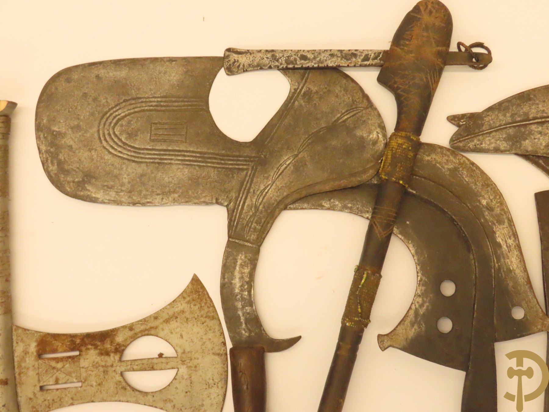 Verzameling mooi bewerkte Afrikaanse machetes, messen, speren, bijlen e.a.