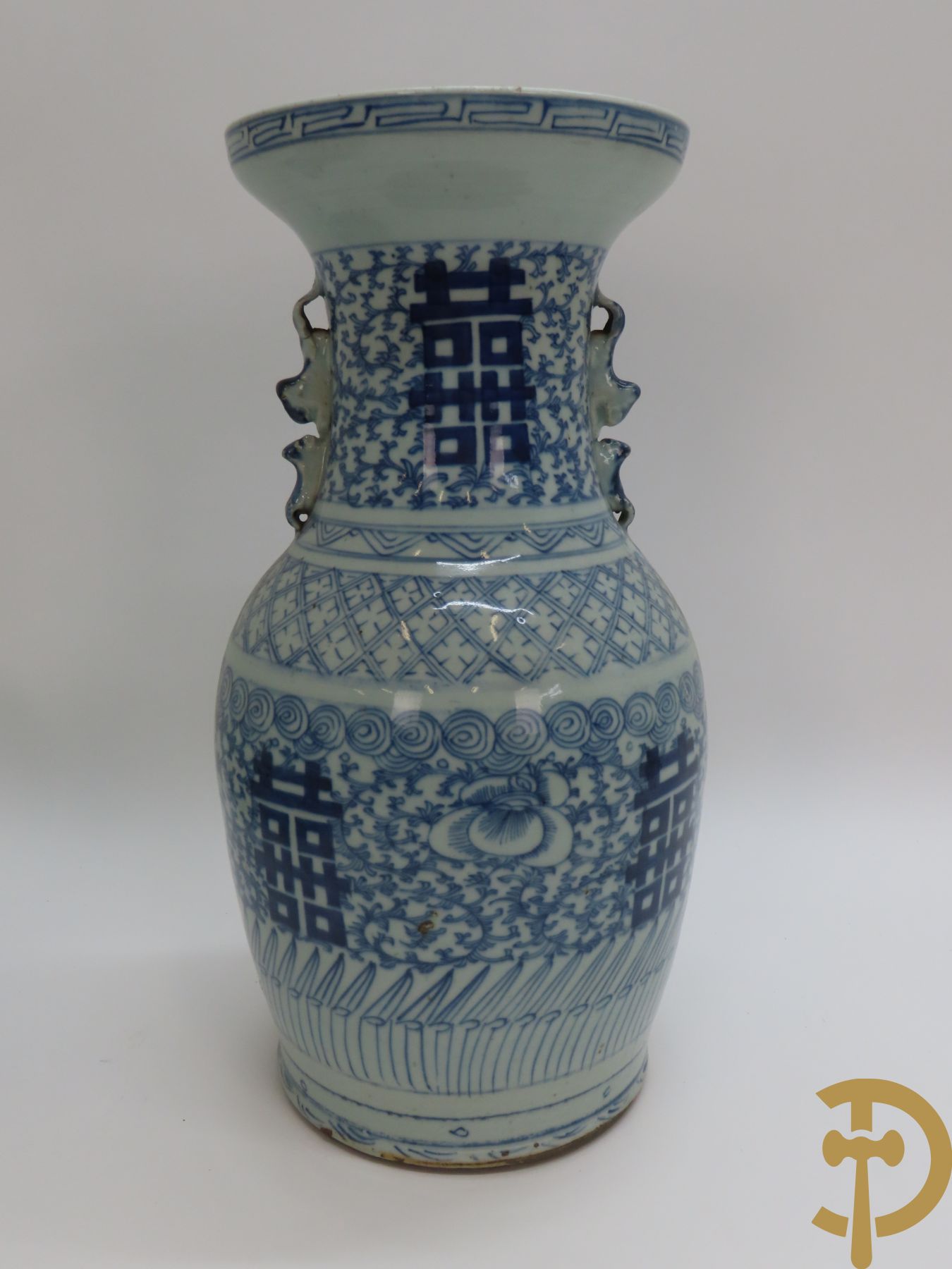 Twee Chinese porseleinen vazen met blauw/wit decor en Chinese tekens