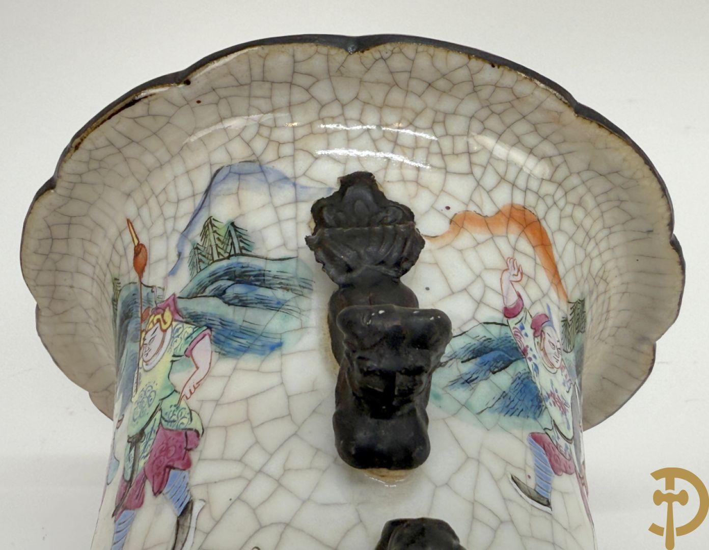 Paar Nankin vazen met dansende figuren en krijgertaferelen op houten sokkels