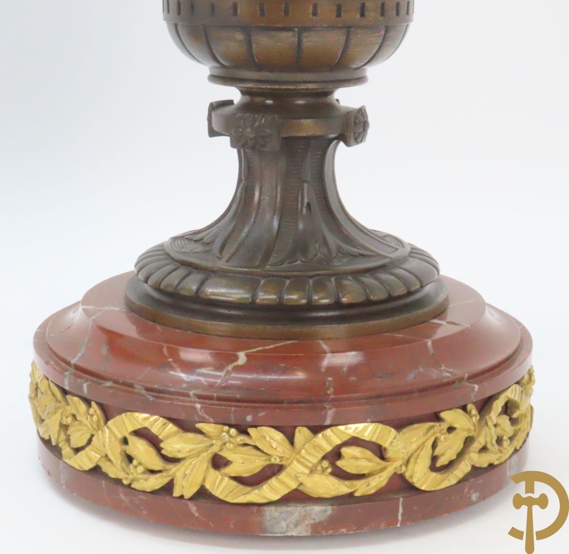 Paar bronzen cassolettes omgeven door dansende cupido