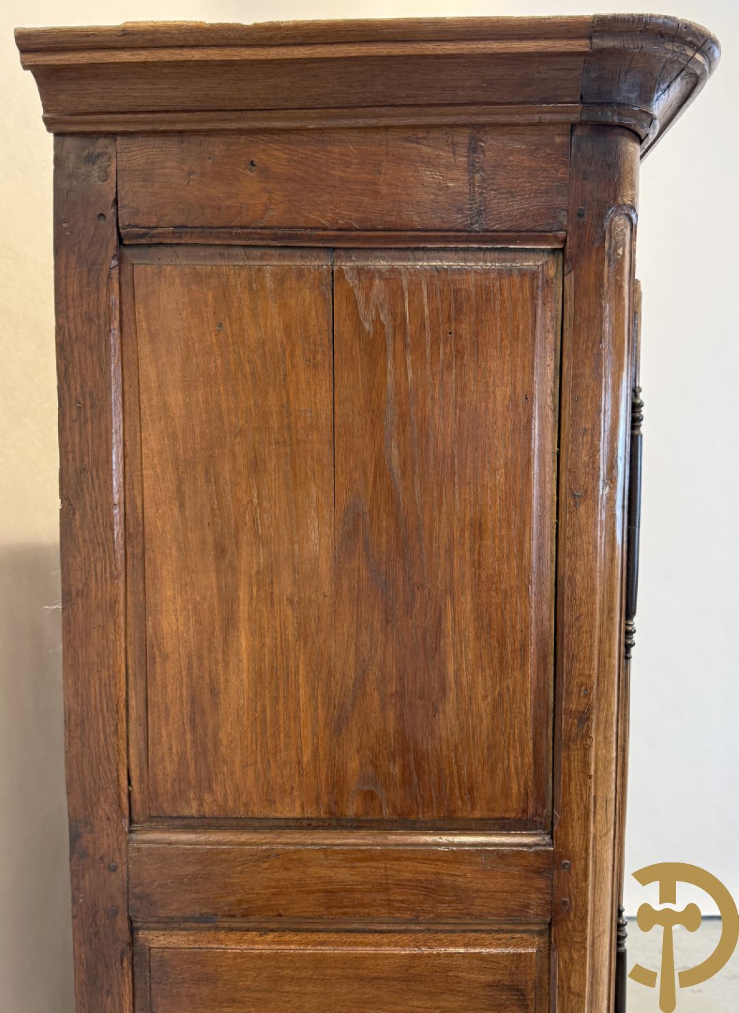 Massief eiken tweedeurskast met gezwaaide deuren op voluutvormige poten