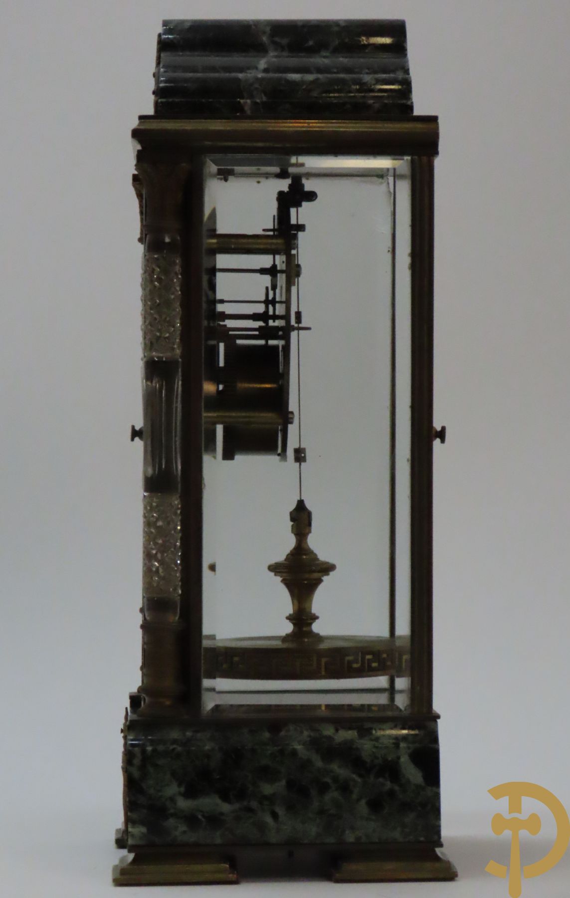 Franse pendule met bronzen basrelief van cupido