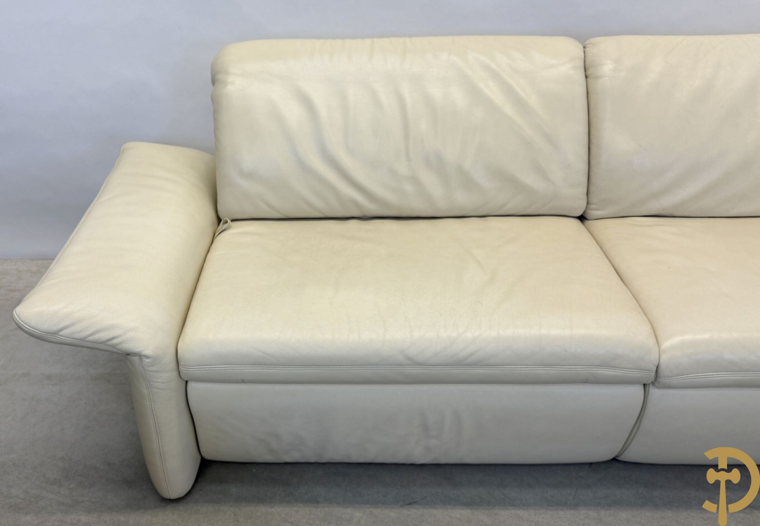 Salonensemble Koinor bestaande uit 3 elementen waarvan groot element met uittrekbaar voeteinde en twee tweezits