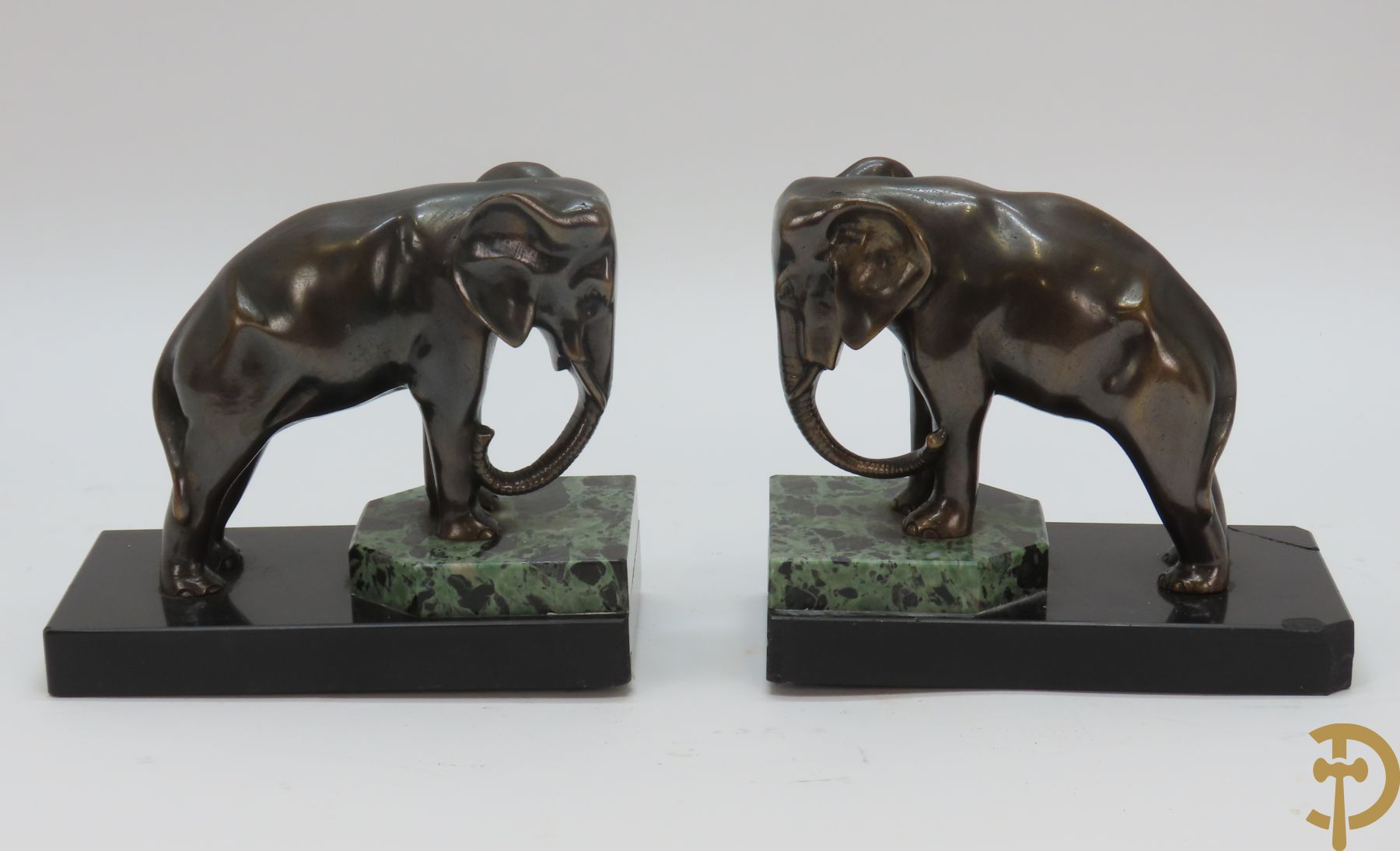 Paar bronzen Art Deco olifanten als boekensteun op marmeren sokkel