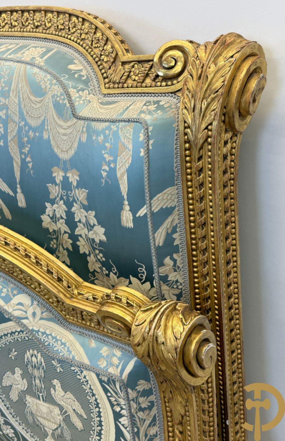 Verguld afgebogen Louis XVI bed met accanthusranken en voluutvormige ornamenten, mooi gestoffeerd met florale motieven