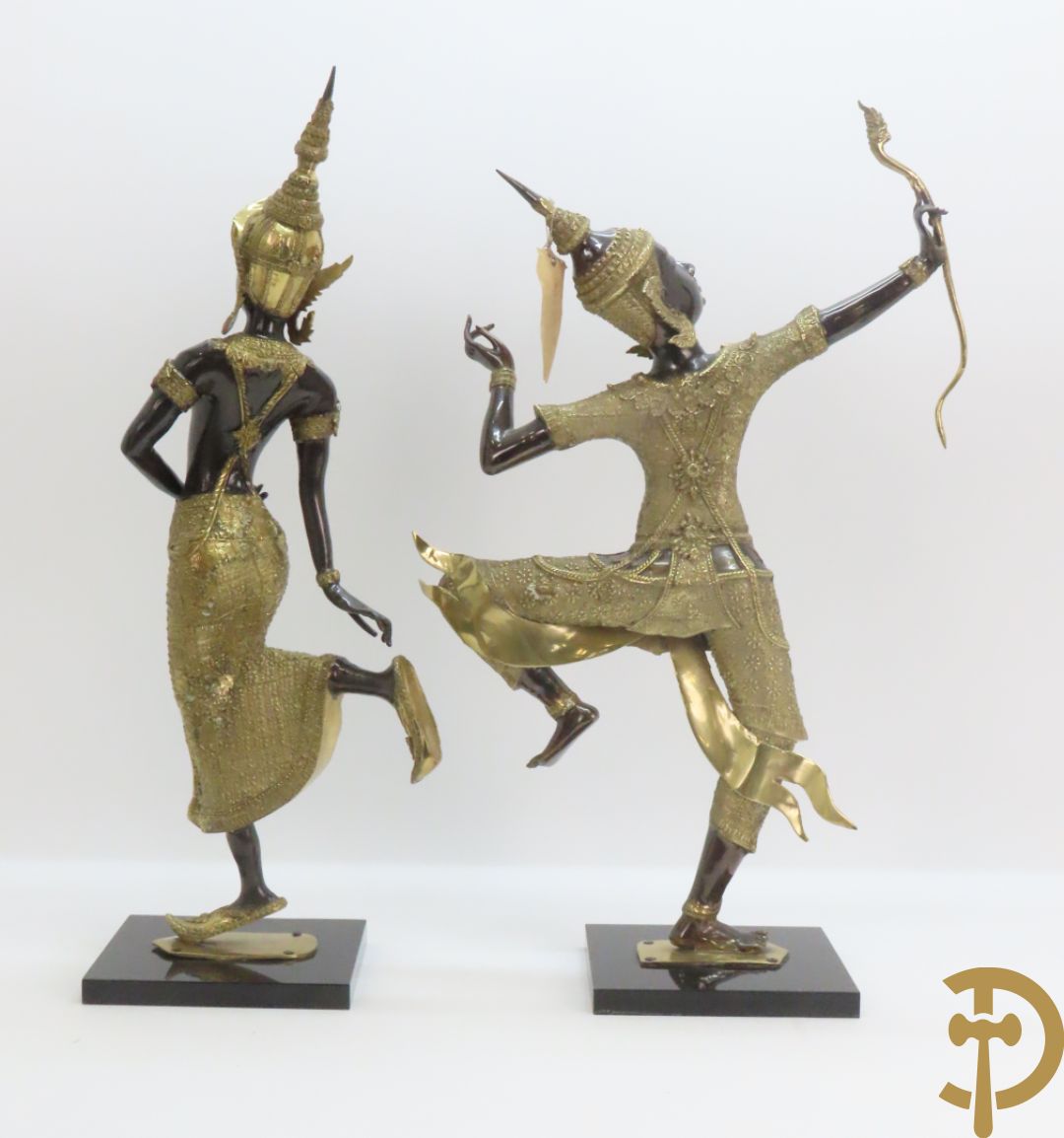 Twee staande koperen boedhistische figuren