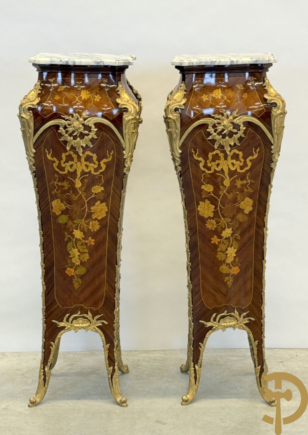 Paar notelaren gemarketteerde zuilen bezet met bronsbeslag en Louis XV motieven op voluutvormige poten - bovenaan met marmeren geaderd blad