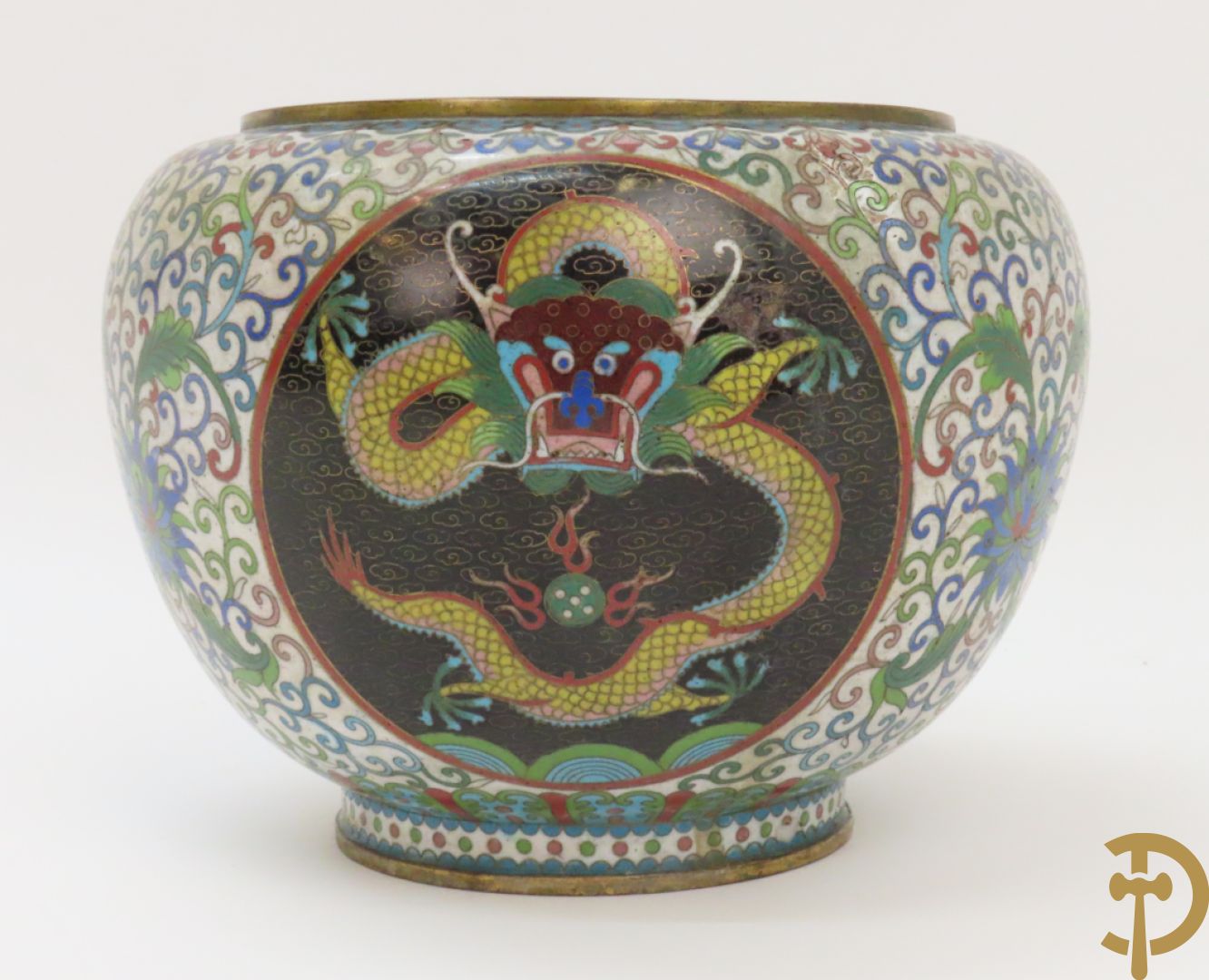 Potiche in cloisoné techniek met decor van draken en olifanten + blauwe cloisoné vaas met bloemendecor op sokkel + kleine cloisoné cachepot + cachepot met drakendecor