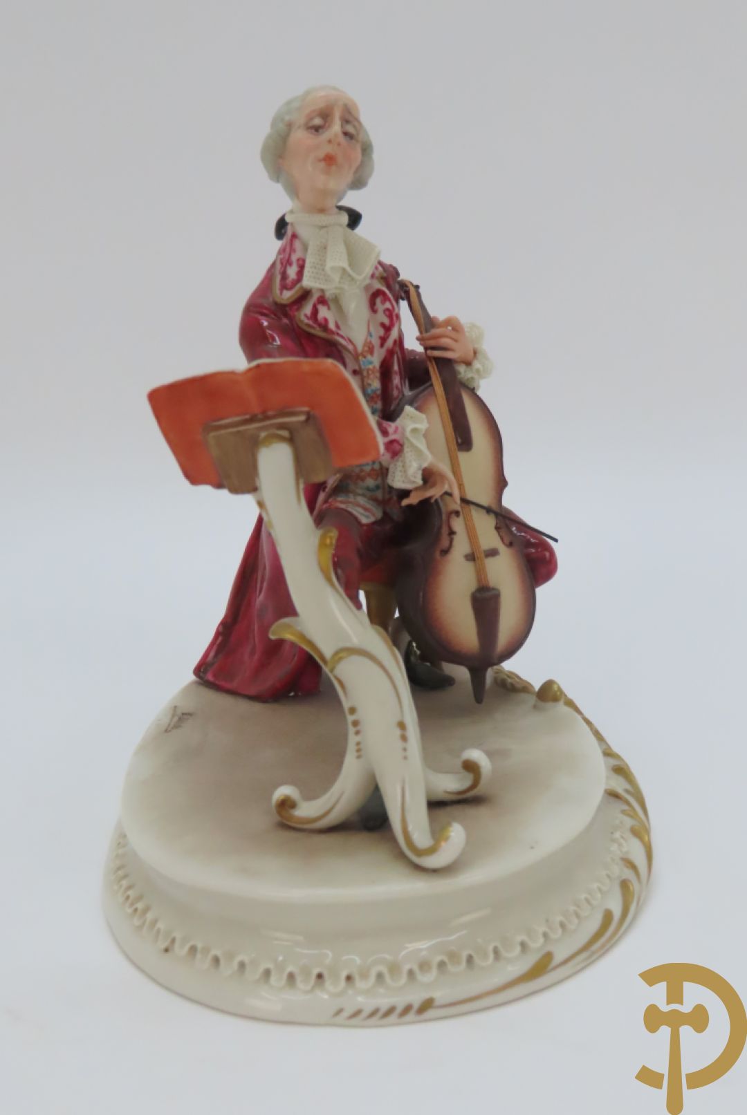 Drie porseleinen sierstukken 