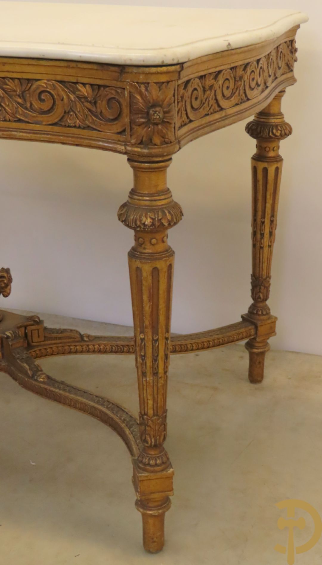 Vergulde salontafel met Louis XVI motieven op gecanneleerde poten