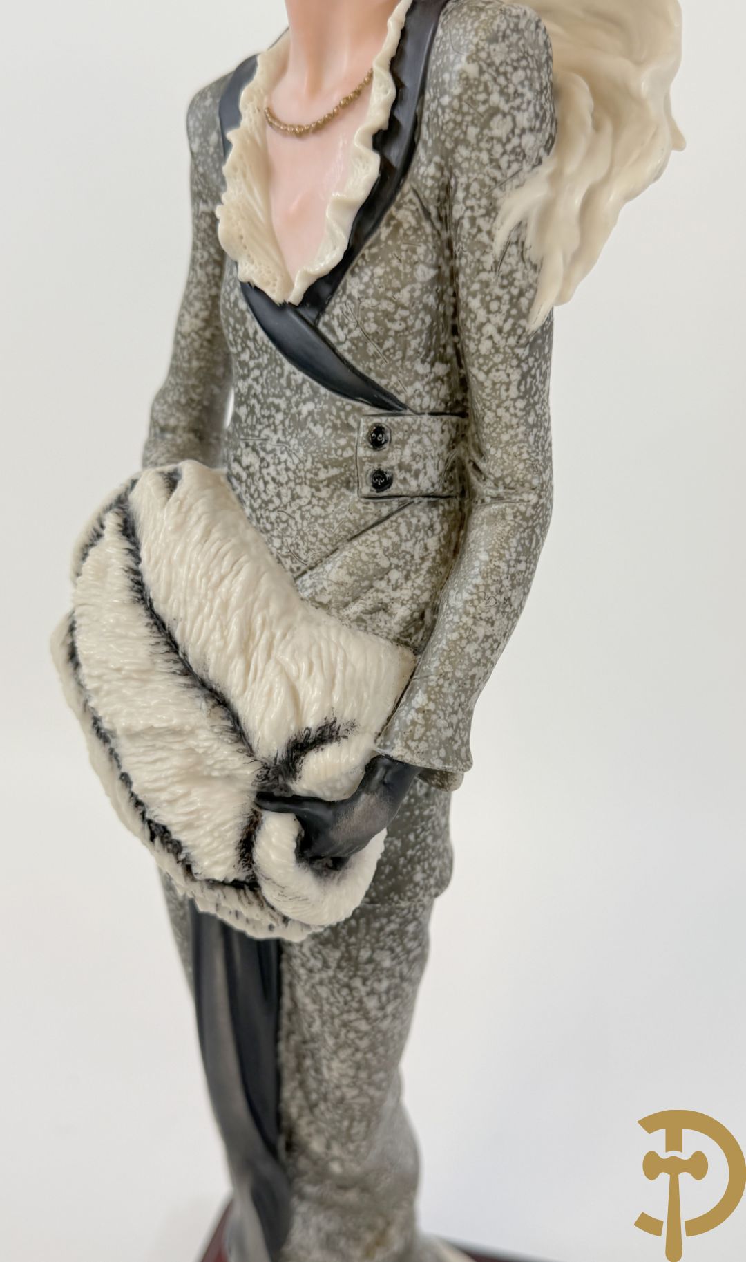 Italiaanse biscuitgroepen w.o. grote groep met 2 liggende naakte dames met zwaan, jongeman op rots, vioolspeler met edeldame, dame met kanten jurk en kinderen + Armani G. getekend 