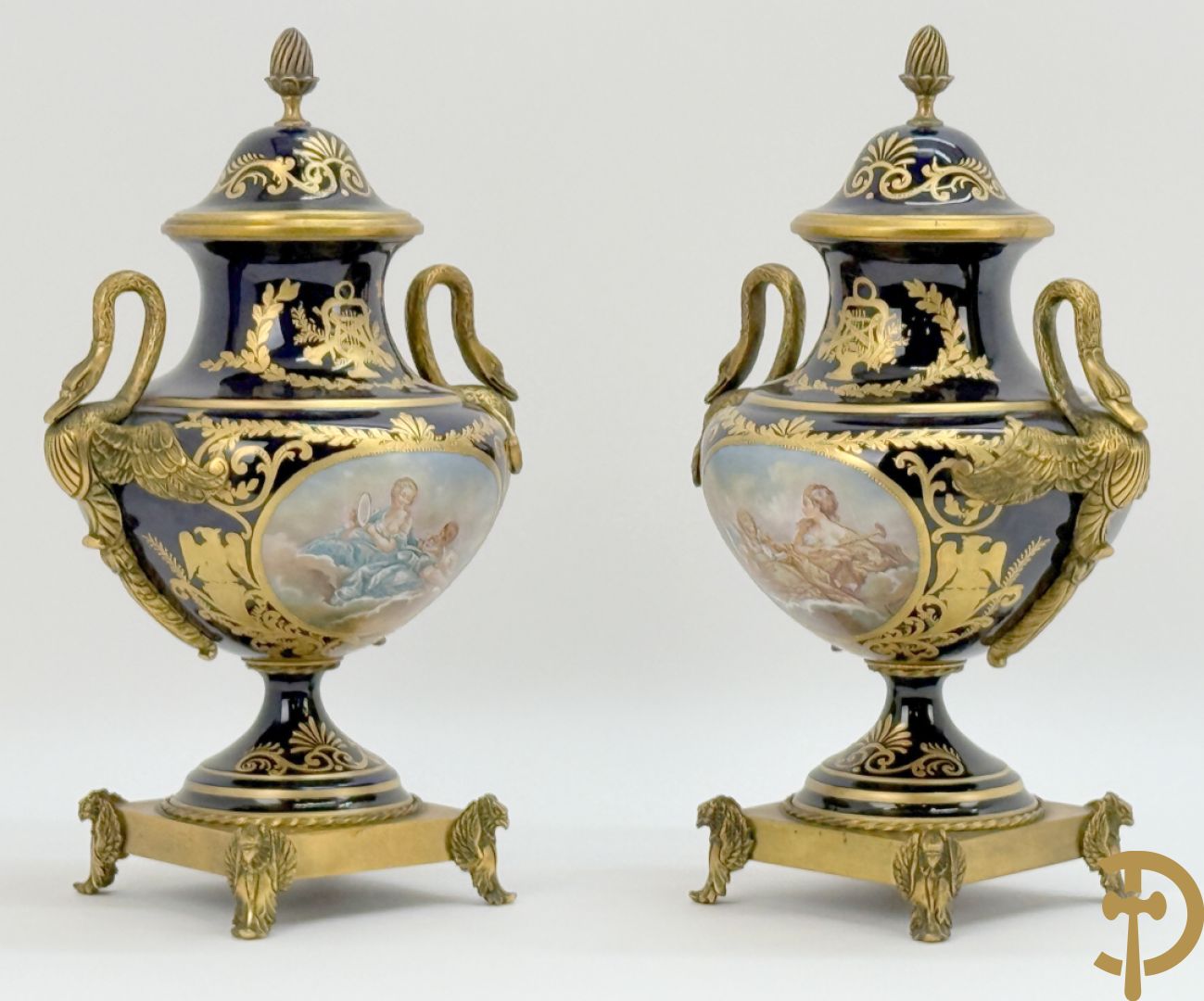 Paar porseleinen Sèvres cassolettes met handbeschilderd romantisch decor op blauwe fond, zijdelings met bronzen zwanen, Chateaux de Sceaux  gemerkt onderaan, Missant J. getekend
