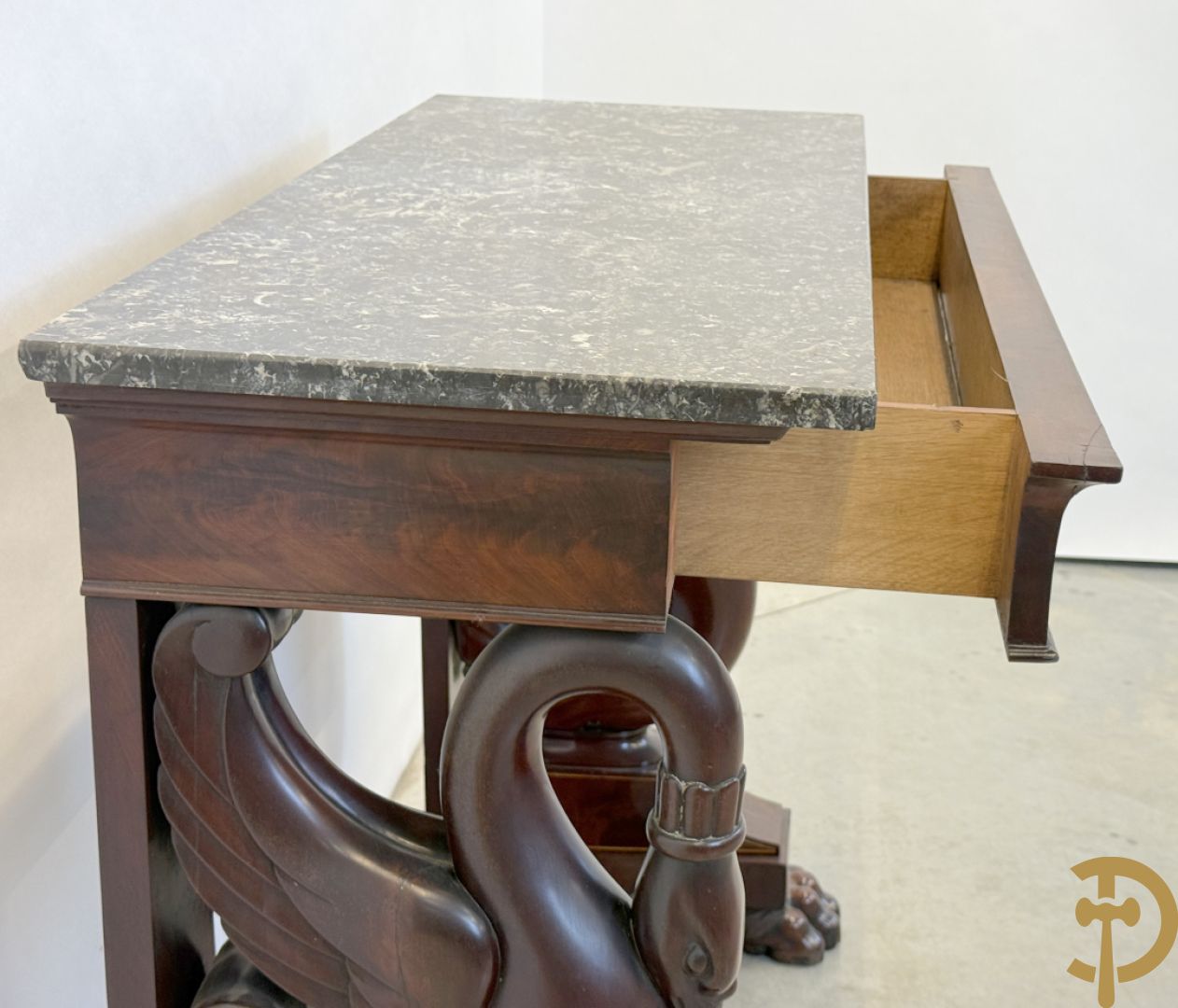 Mahoniehouten console met lade, voluutvormige zwanehalzen en marmeren blad