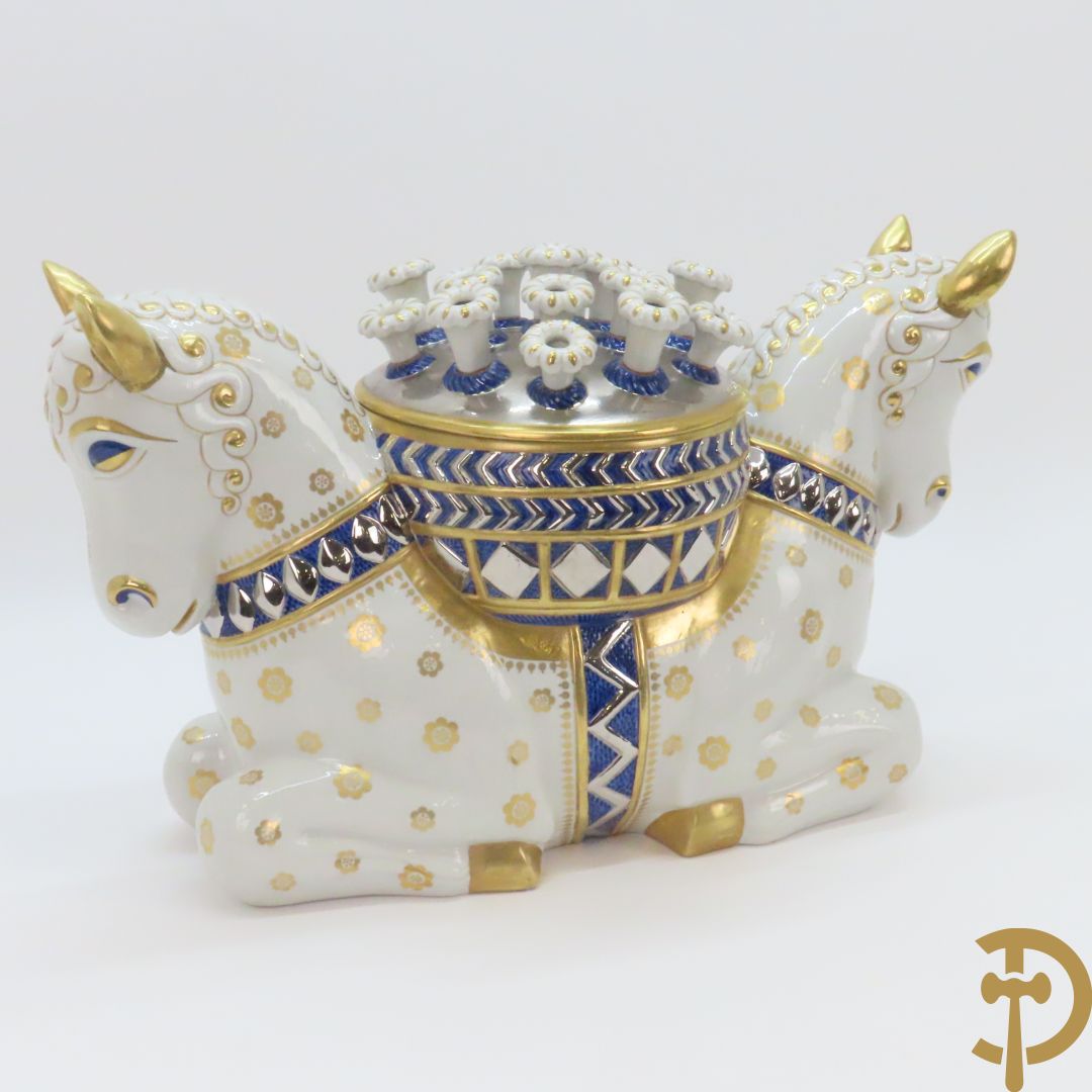 Keramieken beeld met 2 paardenkoppen, centraal met pique fleur, Italiaans, onderaan gemerkt Mangani