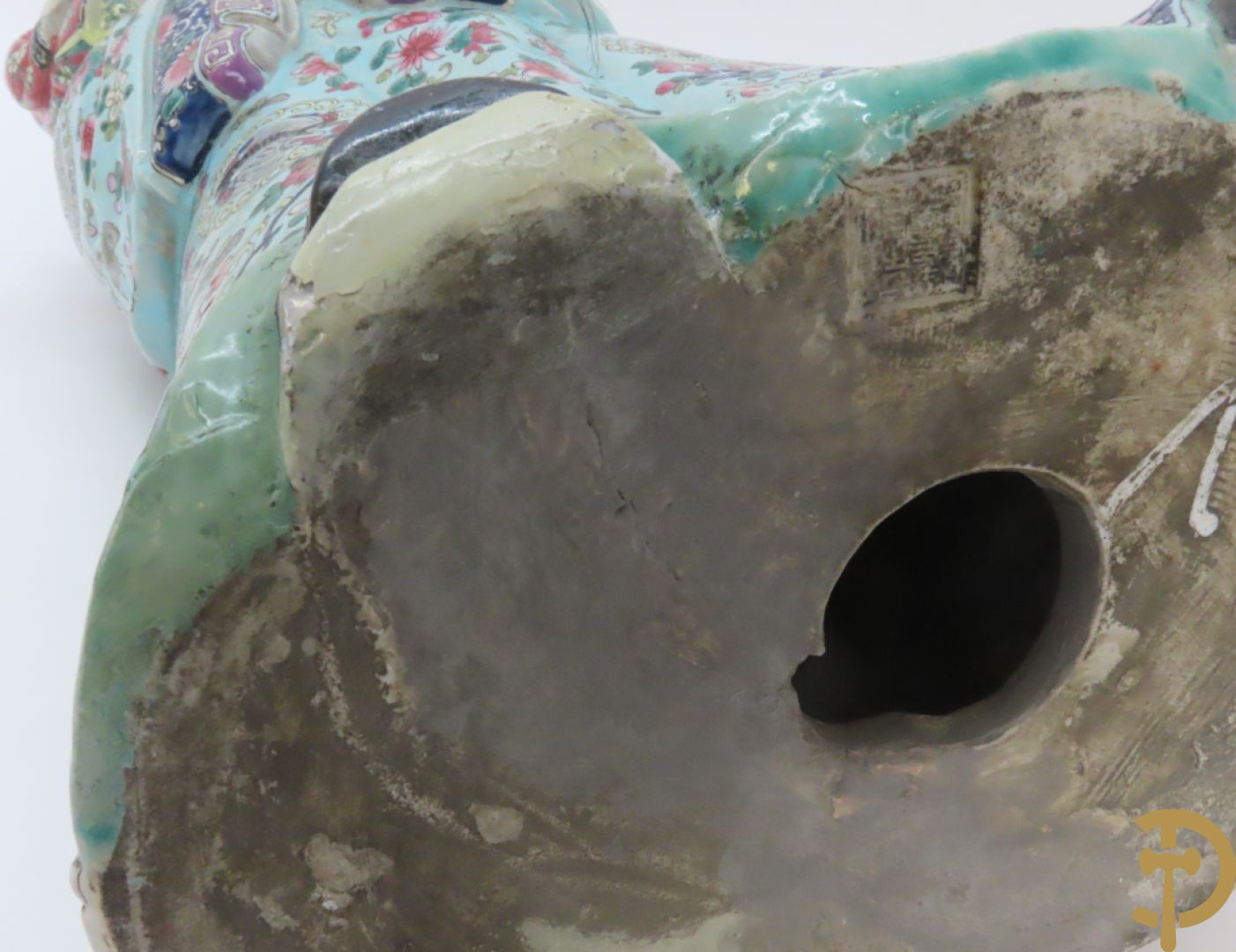 Chinese porseleinen wijsgeer dragende een kind