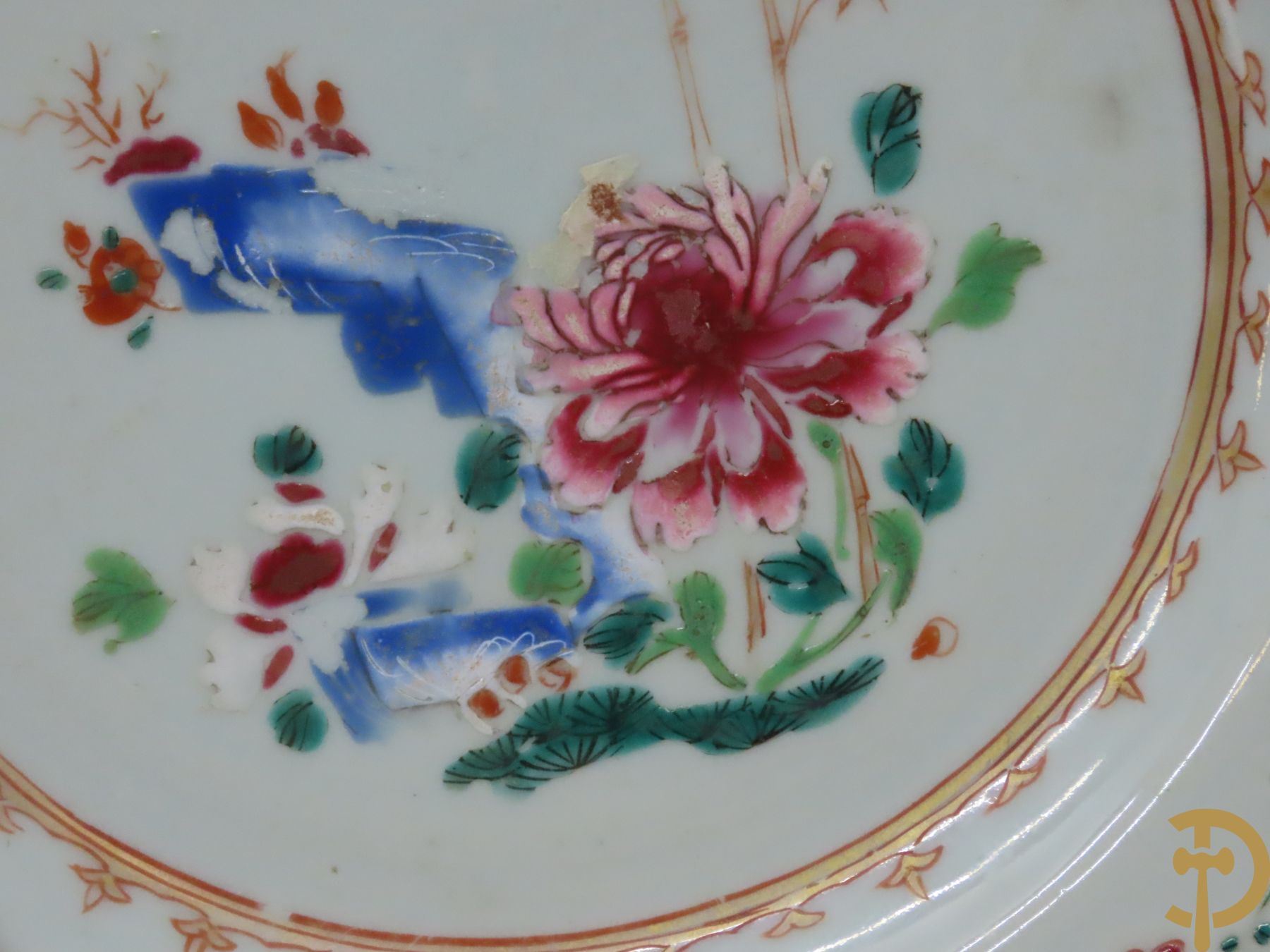 Acht Chinese porseleinen borden w.o. blauw/wit met bloemendecor, 2 blauw/witte borden, 2 Imari borden (1 met ster), 2 porseleinen borden met decor van bloemen in landschap en octagonaal bord