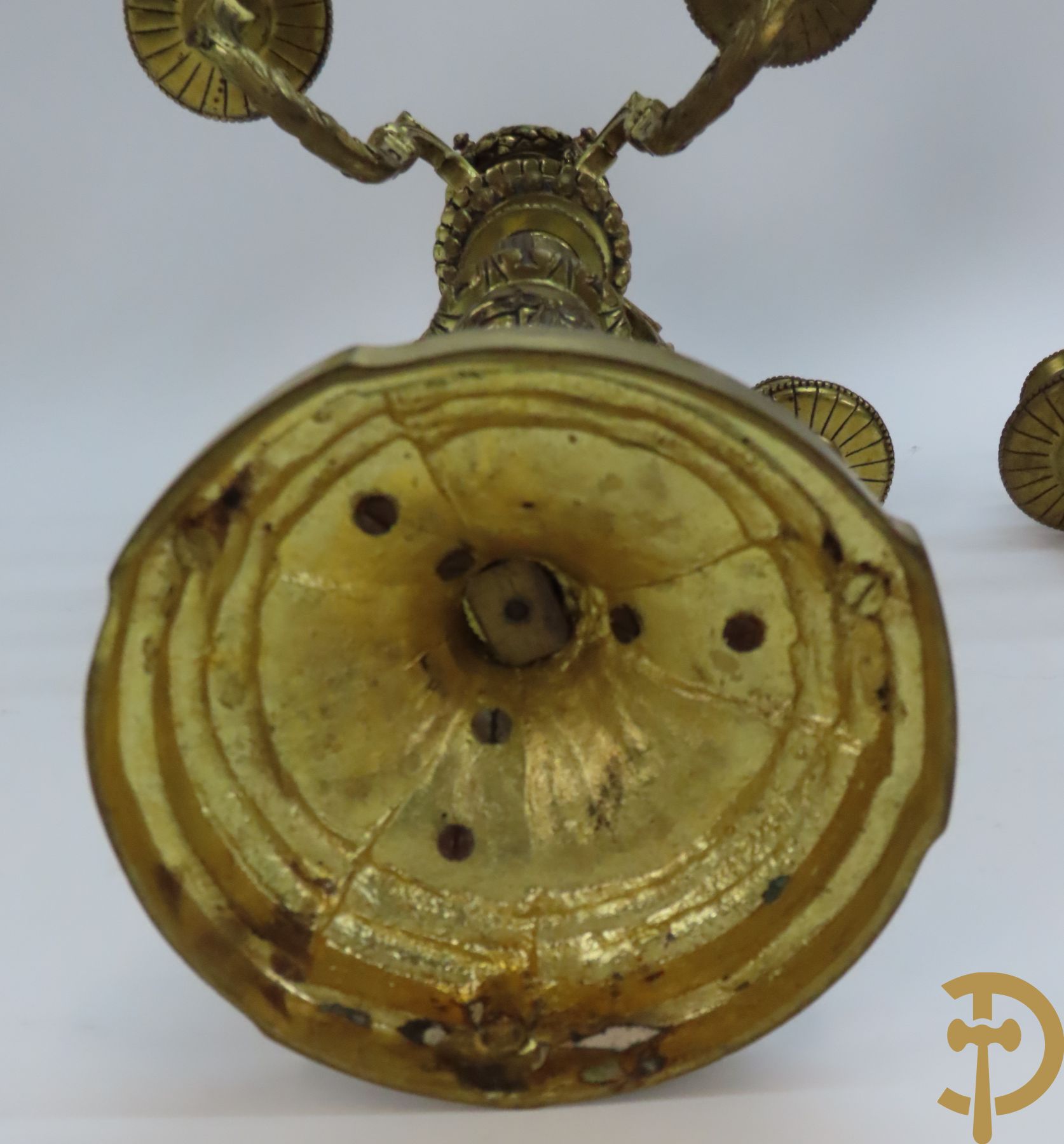 Paar bronzen Louis XVI vierarmige kandelaars bezet met toorts bovenaan