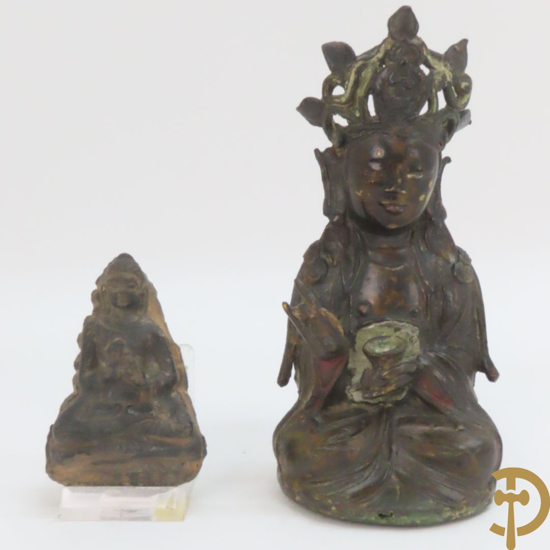 Antieke bronzen zittende boedha + kleine stenen boedha