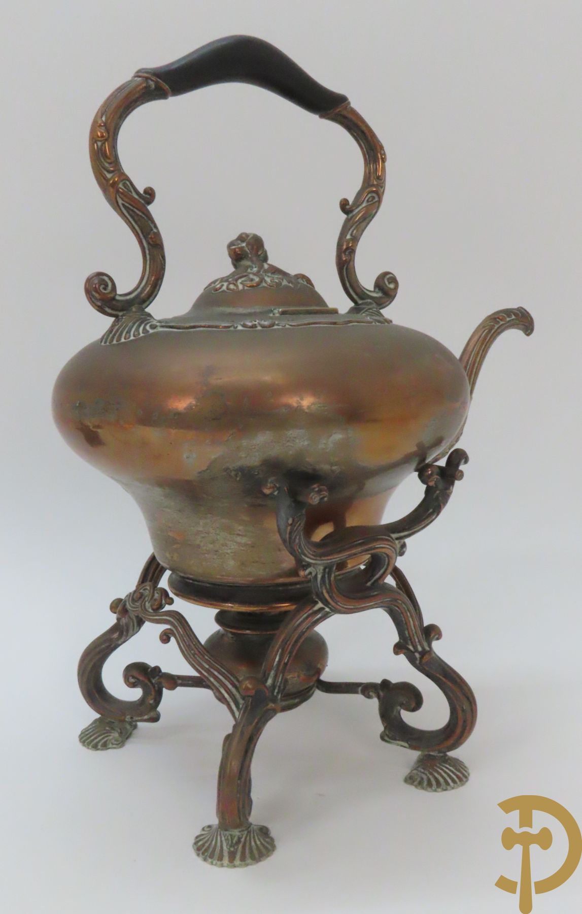 Twee decanteurs + olie- en azijnstel + 2 schenkkannen + twee-orig dekselpotje