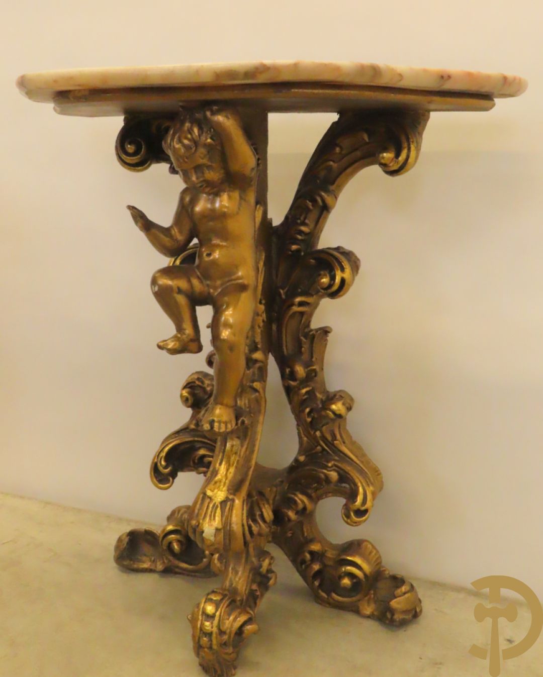 Twee vergulde consooltjes met cupido