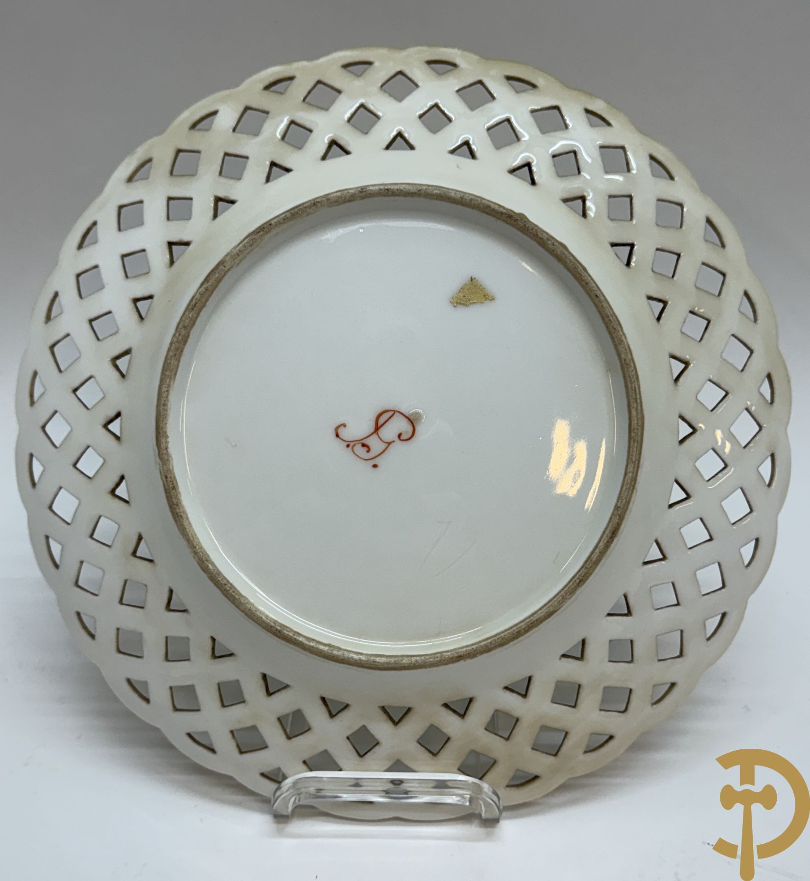 Acht handbeschilderde geajoureerde porseleinen borden met landschapsdecor, onderaan gemerkt