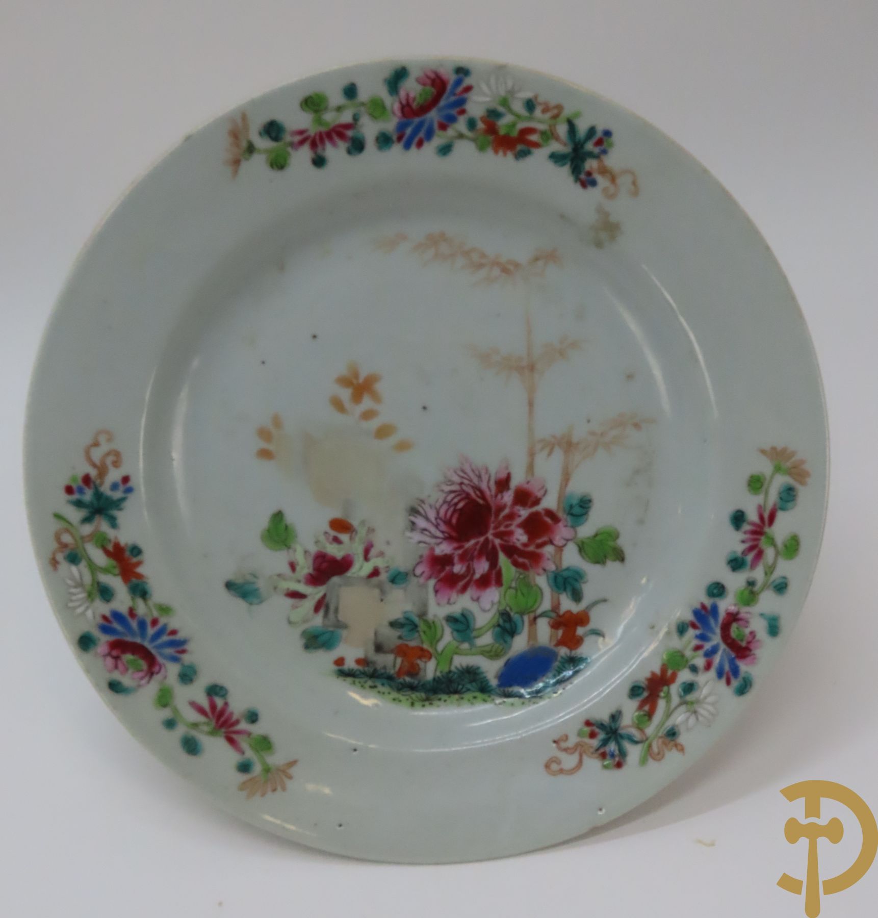 Acht Chinese porseleinen borden w.o. blauw/wit met bloemendecor, 2 blauw/witte borden, 2 Imari borden (1 met ster), 2 porseleinen borden met decor van bloemen in landschap en octagonaal bord