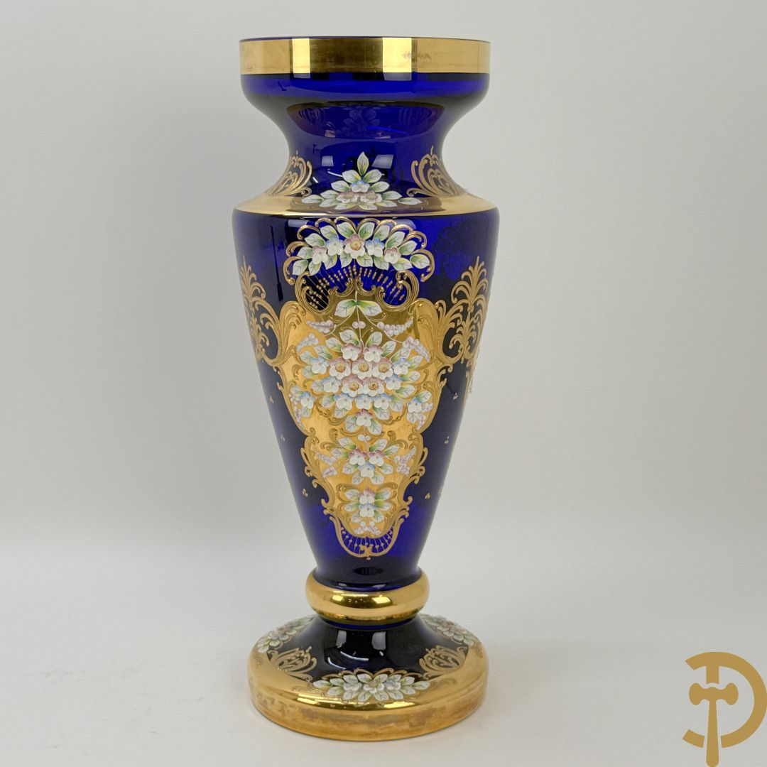 Grote Italiaanse blauwe glazen vaas met vergulde motieven en bloemen