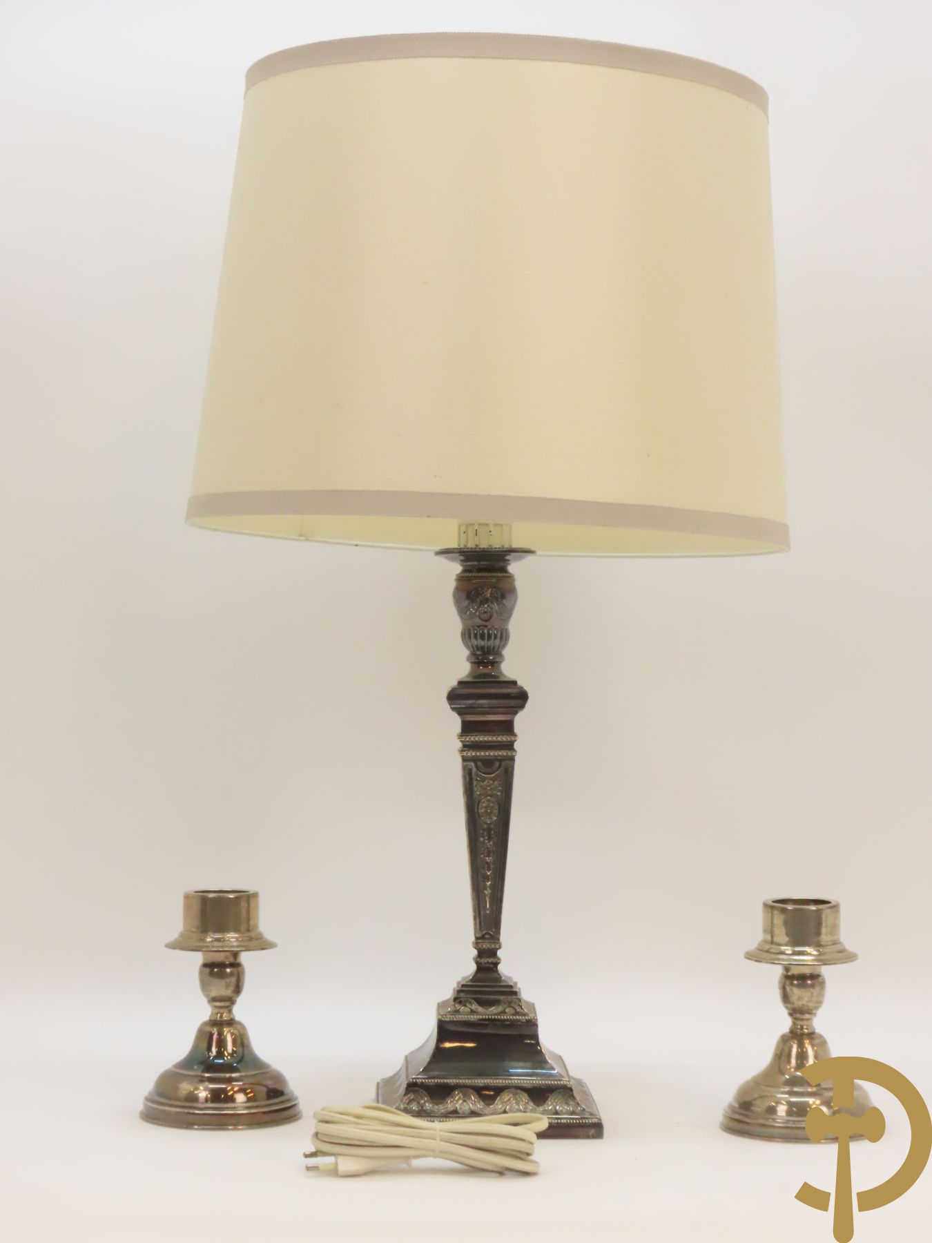 Massief zilveren kandelaar als lampadaire, 835 gemerkt, bezet met accanthusranken + 2 kleine massief zilveren kandelaars