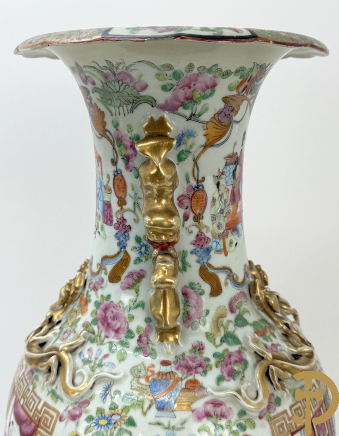 Chinese porseleinen Kanton vaas met geanimeerde hoftaferelen, natuurmotieven, fauna en floradecor