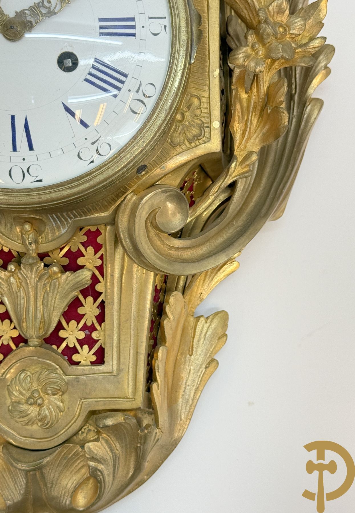 Bronzen muurkartel Louis XV stijl met bloemenmotieven en bovenaan bezet met faune met triangle, Molle Paris getekend binnenin op uurwerk