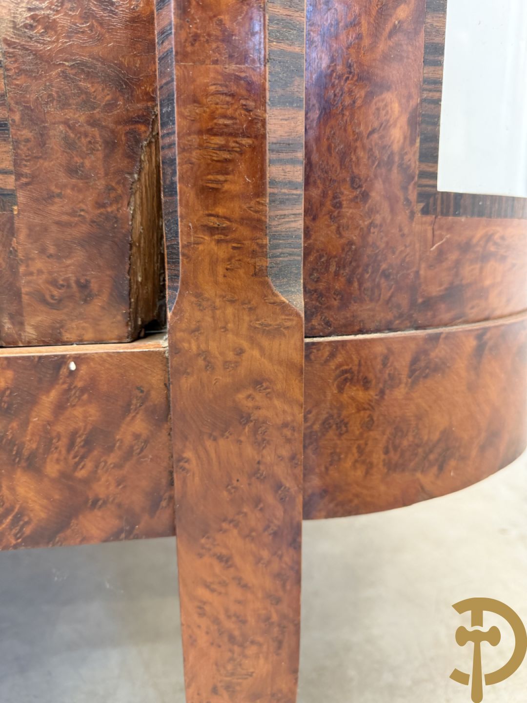 Wortelnotehouten vitrine met afgeronde zijkanten en inleg van palissander