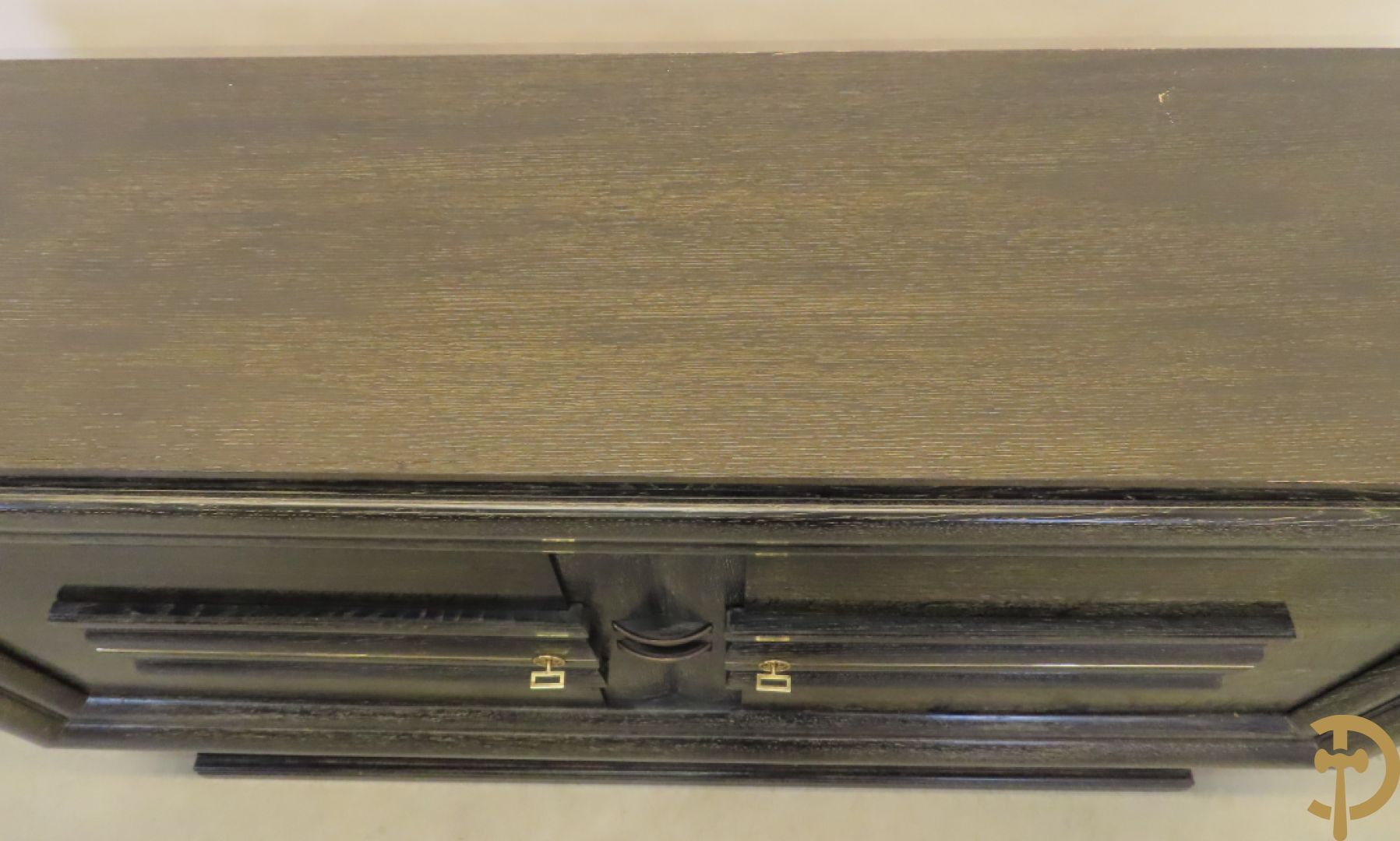 Art deco dressoir met 2 deuren en koperen baguette op sokkel