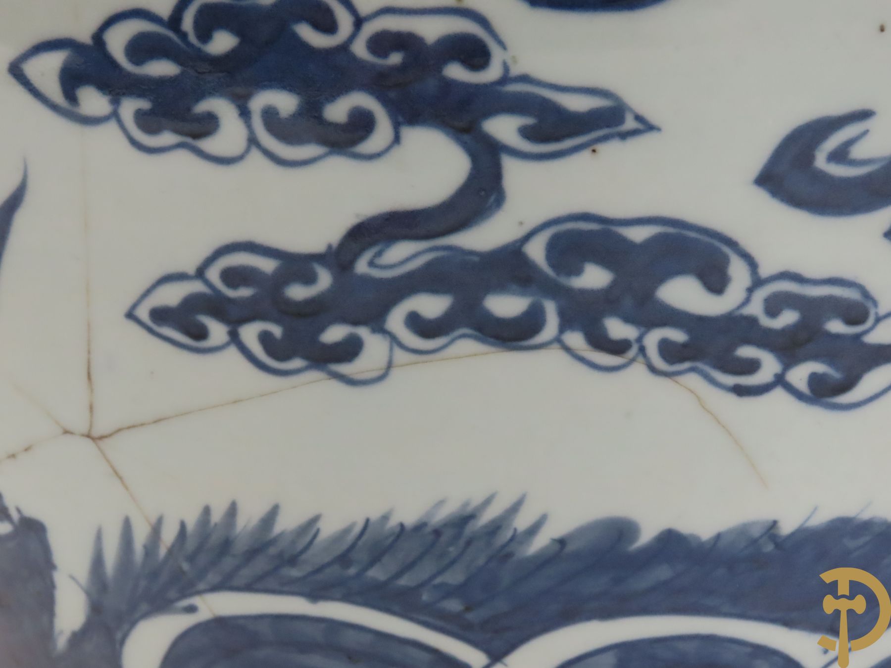 Chinese porseleinen blauw - witte cachepot met met drakenmotieven en wolkendecor