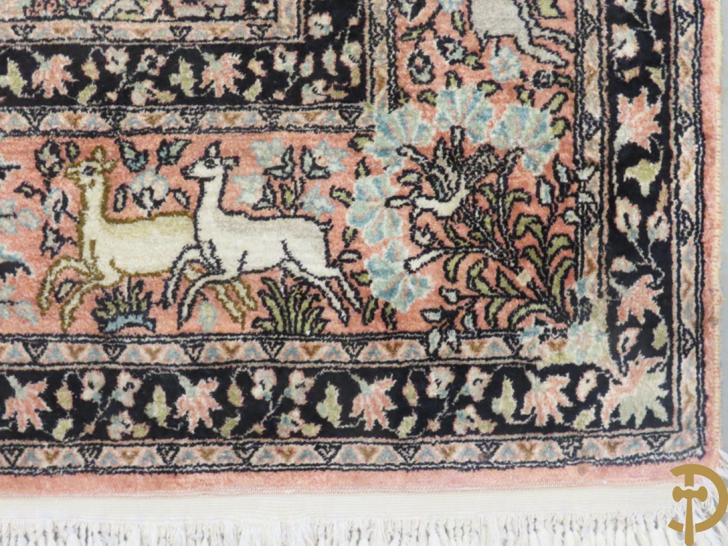 Oosters handgeknoopt zijden tapijt met bloemen- dierenmotieven