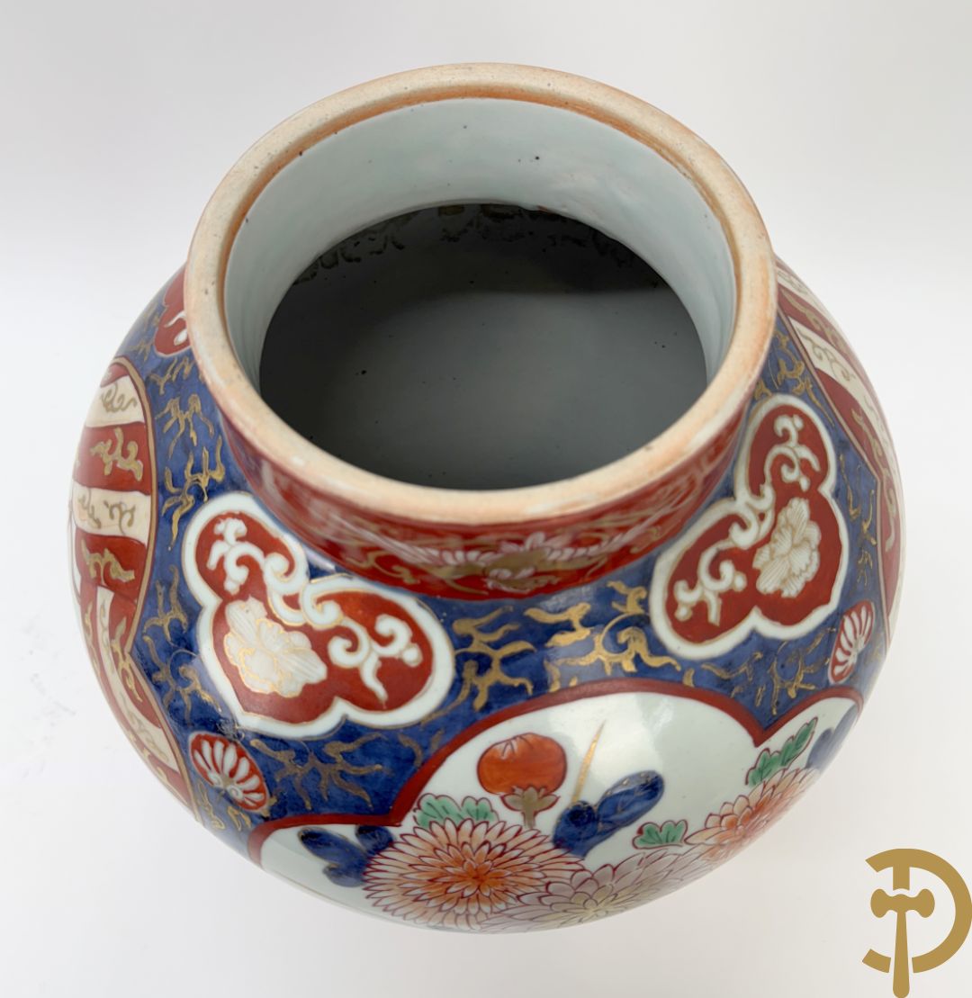 Japanse imari dekselpotiche met rood/blauw decor van bloemen in cartouches