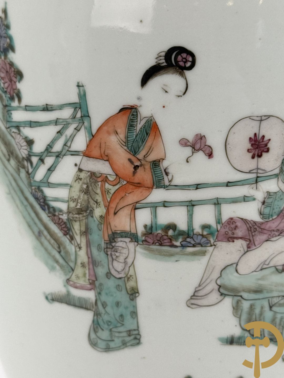 Paar Chinese porseleinen vazen met geisha decor en dames in landschap