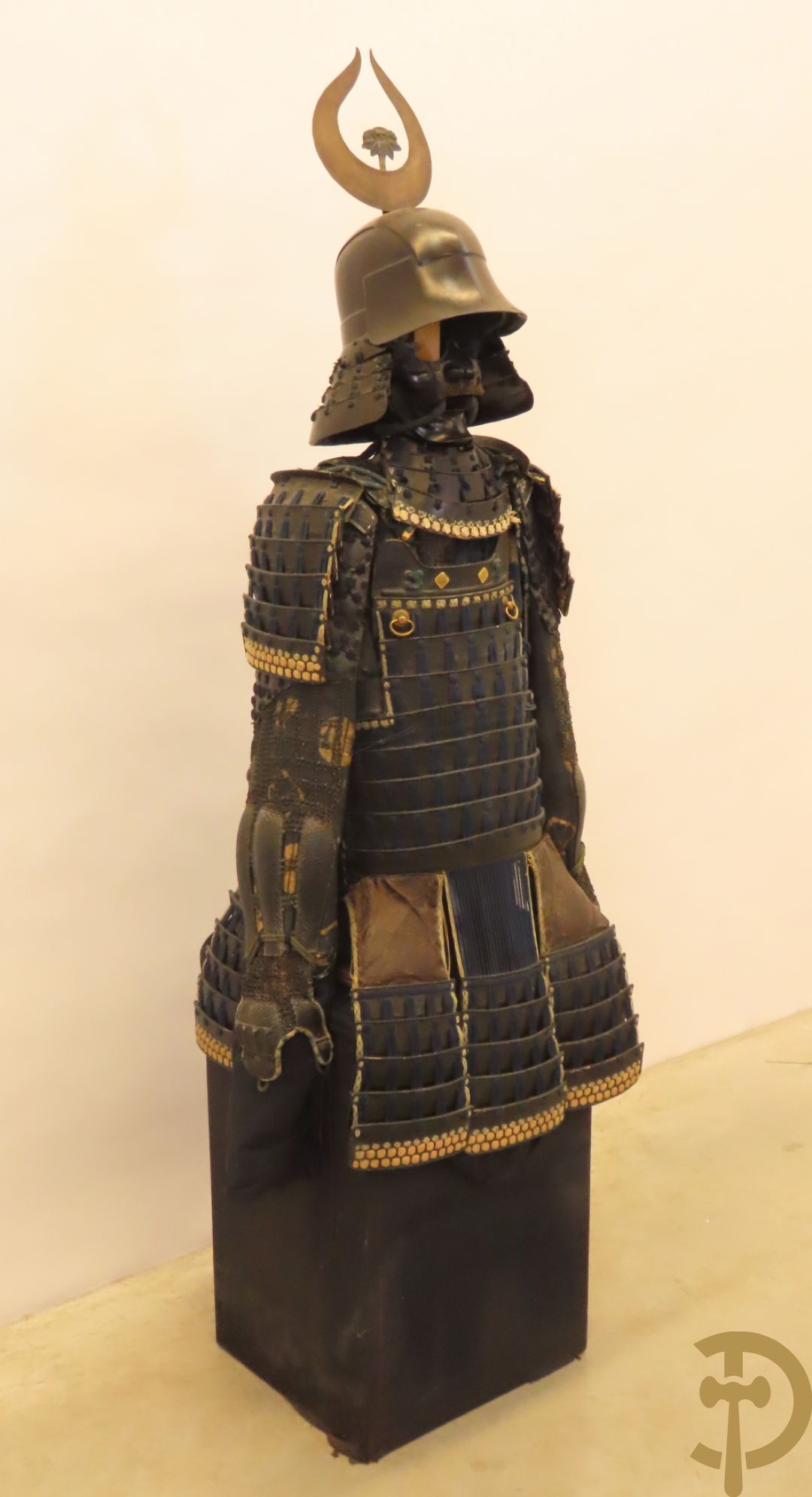 Antieke Aziatische samurai uitrusting op sokkel bestaande uit Nerikawa van leder (verschillende leeftijden)