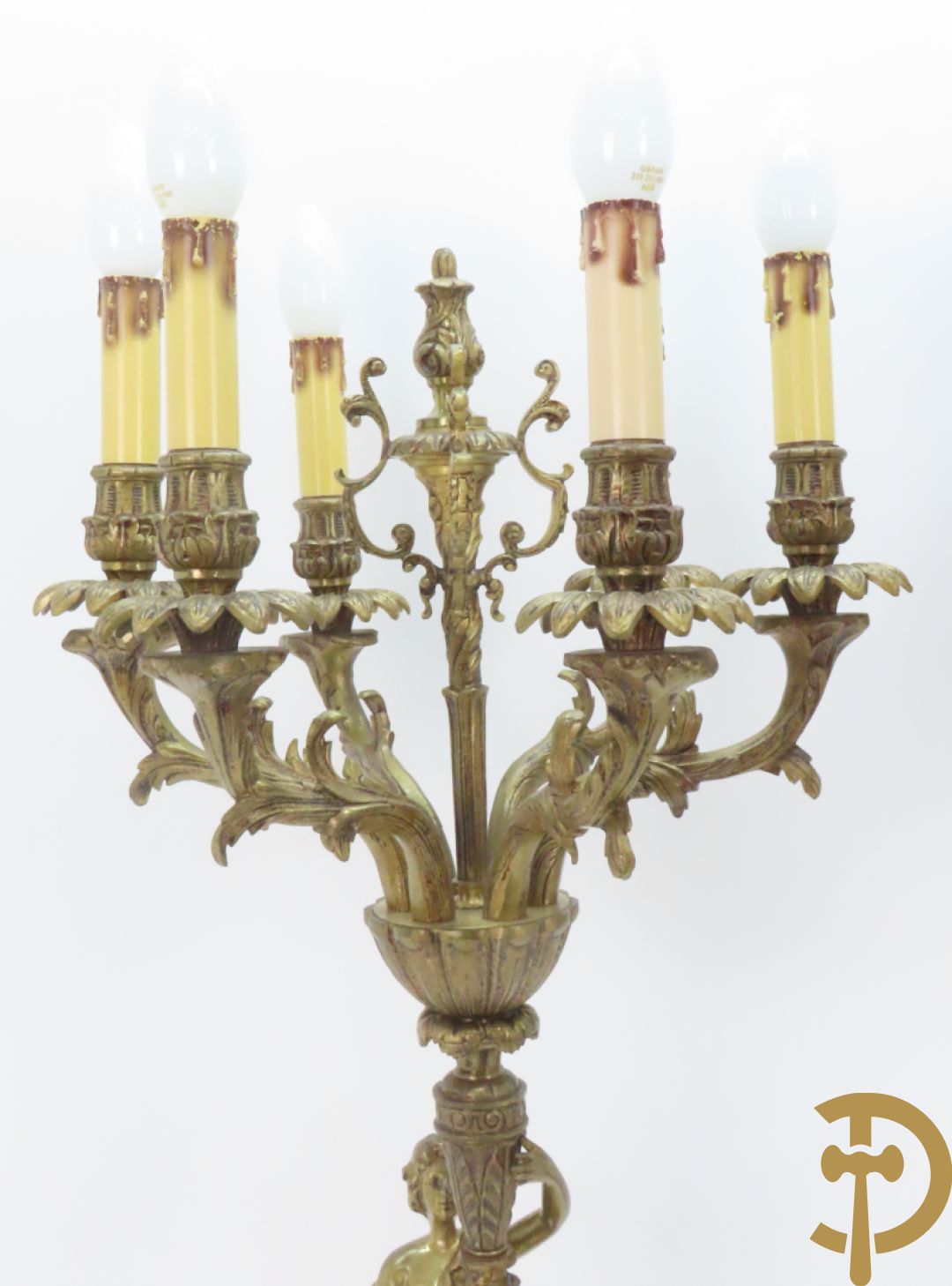 Paar bronzen kandelaars met dame houdende een toorts met 6 kaarsen