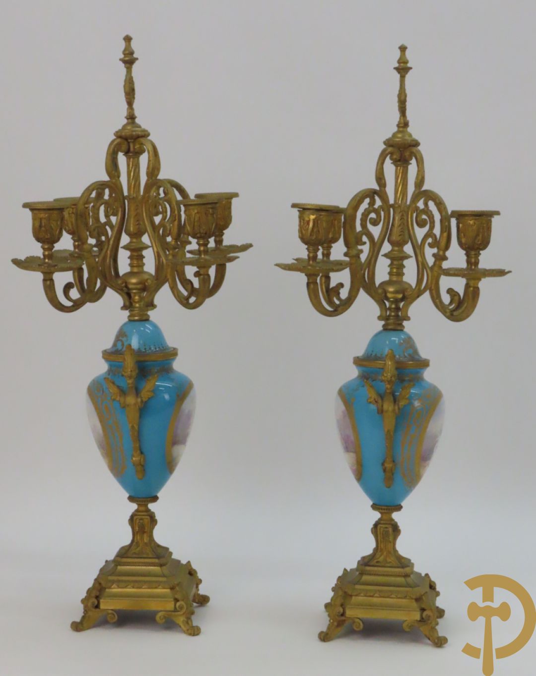 Paar Sèvres cassolettes met handbeschilderd romantisch decor van dame met cupido en landschapsdecor - met vergulde bronzen vierarmige kandelaar, Feccotte V. getekend