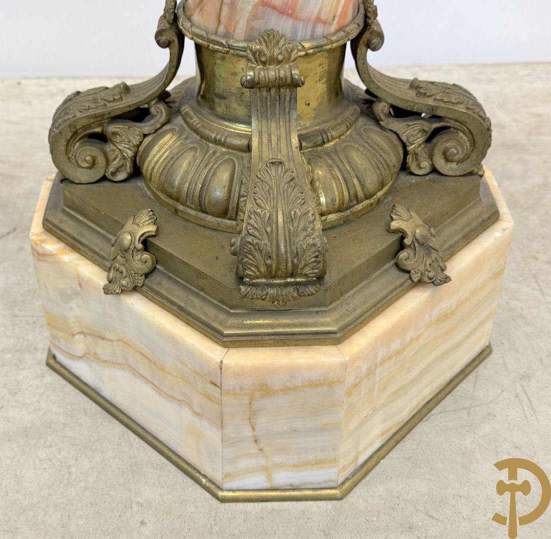 Marmeren zuil, onder en boven met beslag van accanthusranken bezet