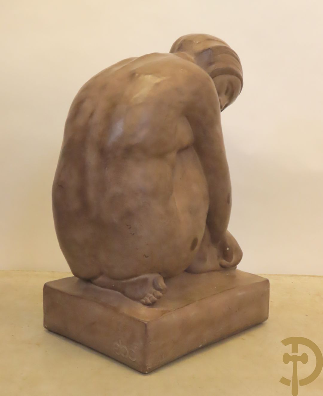 Geknielde zittende gepatineerde dame in composiet, Art deco stijl